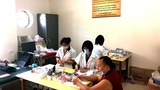 ཐེ་དབན་སྨན་པས་རིན་མེད་སྨན་བཅོས་དང་བརྟག་དཔྱད་བྱེད་པ།
