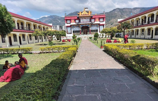 ལྡེ་ར་ལྡུན་ཁུལ་གྱི་དགོན་སྡེ་གྲྭ་ཚང་ནང་གི་དགེ་འདུན་པ་རྣམས་མུ་མཐུད་རང་སྦྱོང་བྱེད་བཞིན་ཡོད་པ། ལྡེ་ར་ལྡུན་ཁུལ་གྱི་དགོན་སྡེ་གྲྭ་ཚང་ནང་གི་དགེ་འདུན་པ་རྣམས་མུ་མཐུད་རང་སྦྱོང་བྱེད་བཞིན་ཡོད་པ།