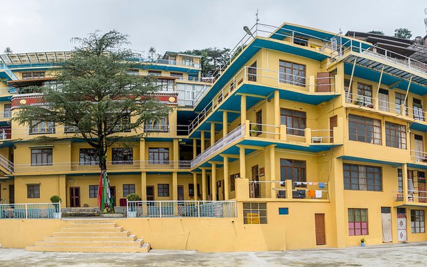 རྒྱ་གར་སྤྱི་ཡོངས་སུ་དགོན་སྡེ་ལྷ་ཁང་སྒོ་ཕྱེ་ཆོག་པའི་ཆོག་མཆན་སྤྲད་ཀྱང་ཀང་ཪ་རྫོང་ཁོངས་སུ་ད་དུང་ཡང་སྒོ་བརྒྱབས་ཡོད་པ།