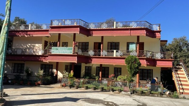 རྒྱ་གར་ལྷོ་ཕྱོགས་ཀོ་ལི་གྷར་བོད་མིའི་གཞིས་ཆགས་ཀྱི་ཞིང་པ་རྣམས་ལ་སྟོན་ཉེས་བྱུང་ནས་དཔལ་འབྱོར་གྱི་གྱོང་གུན་ཆེན་པོ་ཕོག་པ།