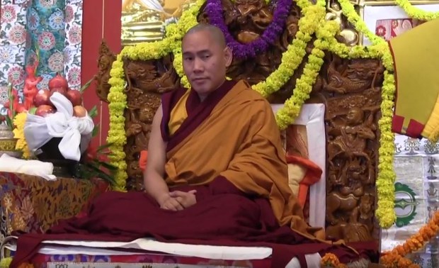 ཏྲེ་ཧོར་གཟིག་རྒྱབ་རིན་པོ་ཆེ་མཁན་པོར་མངའ་གསོལ། ཏྲེ་ཧོར་གཟིག་རྒྱབ་རིན་པོ་ཆེ་མཁན་པོར་མངའ་གསོལ།