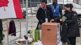 སྔོན་འགྲོའི་འོས་བསྡུ་སྔ་སྣུར་གྱིས་འཕེན་བཞིན་པ།