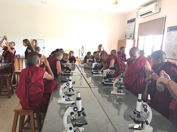 བཙན་བྱོལ་ནང་བཙུན་མ་ཚོས་ཚན་རིག་སློབ་སྦྱོང་གནང་བཞིན་ཡོད་པ། བཙན་བྱོལ་ནང་བཙུན་མ་ཚོས་ཚན་རིག་སློབ་སྦྱོང་གནང་བཞིན་ཡོད་པ།