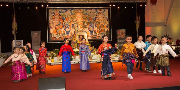 དུང་གི་ཟླ་བའི་རང་མདངས་ཞེས་པའི་རིག་རྩལ་སྤྲོ་ཚོགས། དུང་གི་ཟླ་བའི་རང་མདངས་ཞེས་པའི་རིག་རྩལ་སྤྲོ་ཚོགས།