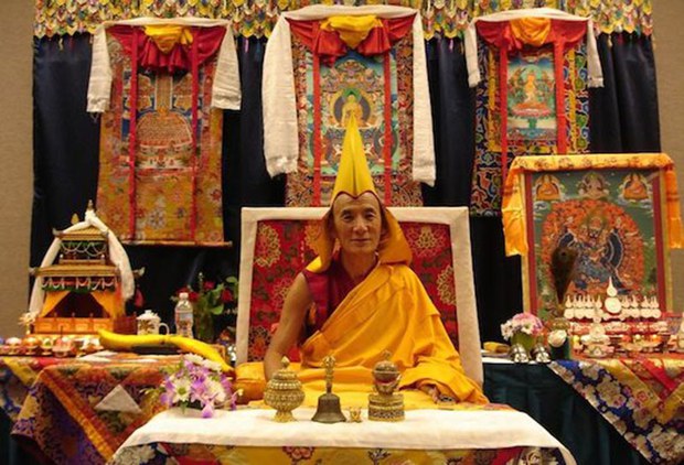 དགའ་ལྡན་ཁྲི་པ་དགོངས་རྫོགས་མཆོད་འབུལ། དགའ་ལྡན་ཁྲི་པ་དགོངས་རྫོགས་མཆོད་འབུལ།