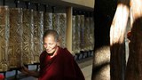 ཆོས་ཕྱོགས་ཀྱི་ཞབས་རིམ་རྒྱ་ཆེར་གནང་བཞིན་པ།