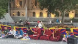སྤྲུལ་སྐུ་དང་བཀྲིས་སྐྱིད་ཆེད་མཆོད་འབུལ།