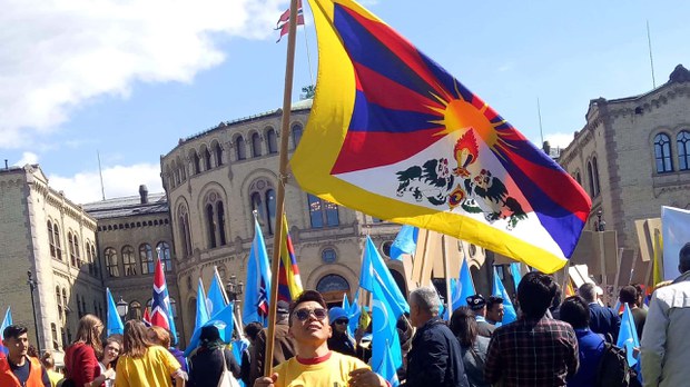 རྒྱ་ནག་གི་འགོ་ཁྲིད་ནོར་ཝེ་ནང་འབྱོར་སྐབས་ངོ་རྒོལ། རྒྱ་ནག་གི་འགོ་ཁྲིད་ནོར་ཝེ་ནང་འབྱོར་སྐབས་ངོ་རྒོལ།