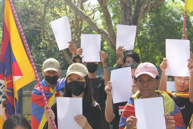 རྒྱ་ནག་གིས་བོད་ནང་དྲག་གནོན་བྱེད་བཞིན་པ་གསལ་སྟོན་དང་རྒྱ་ནག་མི་མང་ལ་གདུང་སེམས་མཉམ་བསྐྱེད་ཀྱི་ལས་འགུལ་སྤེལ་བ། རྒྱ་ནག་གིས་བོད་ནང་དྲག་གནོན་བྱེད་བཞིན་པ་གསལ་སྟོན་དང་རྒྱ་ནག་མི་མང་ལ་གདུང་སེམས་མཉམ་བསྐྱེད་ཀྱི་ལས་འགུལ་སྤེལ་བ།