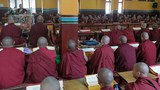 ཁྲ་འགུ་བཀྲ་ཤིས་གཏན་ཉིད་སློབ་གྲྭའི་ནང་མ་ཎི་དུང་སྒྲུབ་དང་སྨན་སྦྱིན་གཏོང་བཞིན་པ།