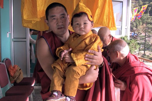 བསྟན་འཛིན་སྐལ་ལྡན་རིན་པོ་ཆེ་མཆོག་སྐུ་ཐོག་གོང་མའི་གཟིམ་ཆུང་དུ་གདན་འདྲེན་ཞུས་པ། བསྟན་འཛིན་སྐལ་ལྡན་རིན་པོ་ཆེ་མཆོག་སྐུ་ཐོག་གོང་མའི་གཟིམ་ཆུང་དུ་གདན་འདྲེན་ཞུས་པ།