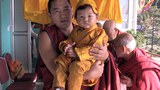 བསྟན་འཛིན་སྐལ་ལྡན་རིན་པོ་ཆེ་མཆོག་སྐུ་ཐོག་གོང་མའི་གཟིམ་ཆུང་དུ་གདན་འདྲེན་ཞུས་པ།