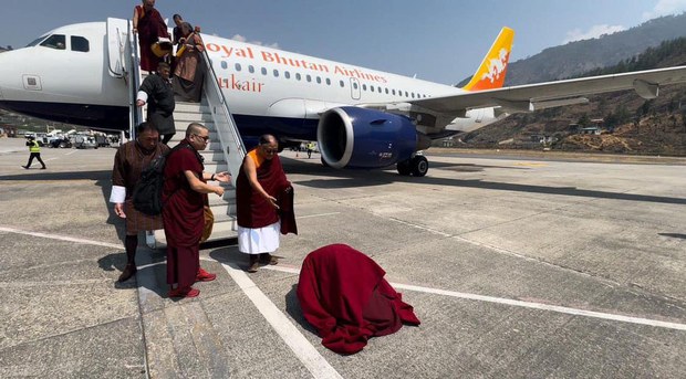 ས་སྐྱ་༸གོང་མ་༸ཁྲི་ཆེན་རིན་པོ་ཆེ་མཆོག་འབྲུག་ཡུལ་དུ་ཞབས་སོར་འཁོད་པ། ས་སྐྱ་༸གོང་མ་༸ཁྲི་ཆེན་རིན་པོ་ཆེ་མཆོག་འབྲུག་ཡུལ་དུ་ཞབས་སོར་འཁོད་པ།