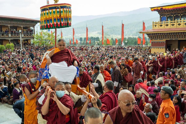 དཔལ་ས་སྐྱ་༸གོང་མ་ཁྲི་ཆེན་རིན་པོ་ཆེ་མཆོག་ནས་འབུམ་ཐང་དུ་ཆོས་འབྲེལ།