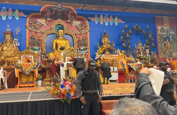 དཔལ་ས་སྐྱ་༧གོང་མ་ཁྲི་ཆེན་རིན་པོ་ཆེ་མཆོག་སྐུ་འཁོར་དང་བཅས་བ་ཁེ་ན་ཌའི་གྲོང་ཁྱེར་ཀྲོ་རོན་ཀྲོ་རུ་ཕེབས་ཡོད་པ། དཔལ་ས་སྐྱ་༧གོང་མ་ཁྲི་ཆེན་རིན་པོ་ཆེ་མཆོག་སྐུ་འཁོར་དང་བཅས་བ་ཁེ་ན་ཌའི་གྲོང་ཁྱེར་ཀྲོ་རོན་ཀྲོ་རུ་ཕེབས་ཡོད་པ།