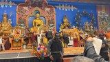 དཔལ་ས་སྐྱ་༧གོང་མ་ཁྲི་ཆེན་རིན་པོ་ཆེ་མཆོག་སྐུ་འཁོར་དང་བཅས་བ་ཁེ་ན་ཌའི་གྲོང་ཁྱེར་ཀྲོ་རོན་ཀྲོ་རུ་ཕེབས་ཡོད་པ།