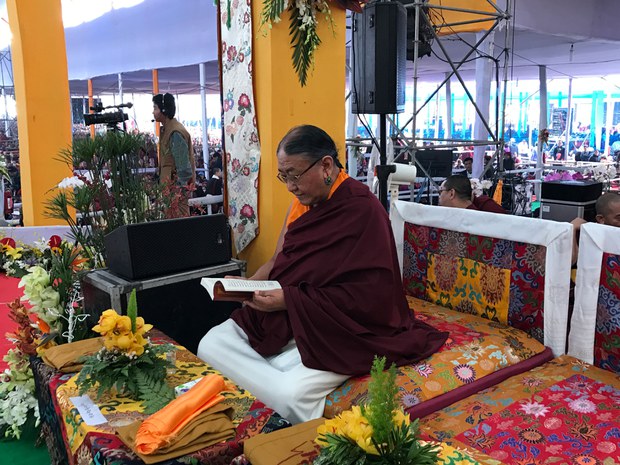 བླ་མའི་བཀའ་བཞིན་སྒྲུབ་པ་ལས་ལྷག་པ་གང་ཡང་མེད། བླ་མའི་བཀའ་བཞིན་སྒྲུབ་པ་ལས་ལྷག་པ་གང་ཡང་མེད།