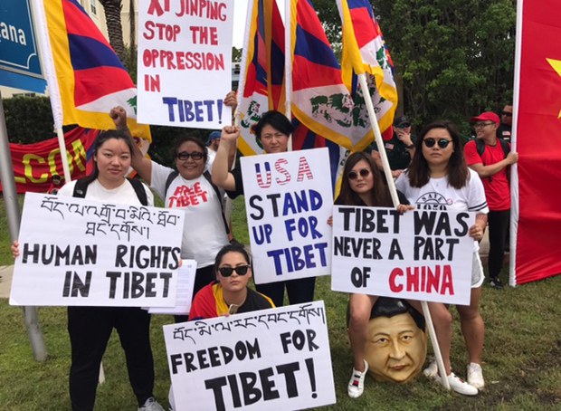 བོད་པའི་བུད་མེད་བདུན་ནས་རྒྱ་ནག་སྲིད་འཛིན་ལ་ངོ་རྒོལ་བྱེད་བཞིན་པ། བོད་པའི་བུད་མེད་བདུན་ནས་རྒྱ་ནག་སྲིད་འཛིན་ལ་ངོ་རྒོལ་བྱེད་བཞིན་པ།