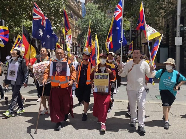 རྒྱ་ནག་གི་འགྲོ་བ་མིའི་ཐོབ་ཐང་རྡོག་རོལ་གཏོང་གི་མེད་ཚུལ་གྱི་དྲིལ་བསྒྲགས་དང་སྤེལ་བཞིན་པར་གདོང་ལེན་དང་ཁ་གཏད་གྱི་ལས་འགུལ་སྤེལ་ཕྱོགས། རྒྱ་ནག་གི་འགྲོ་བ་མིའི་ཐོབ་ཐང་རྡོག་རོལ་གཏོང་གི་མེད་ཚུལ་གྱི་དྲིལ་བསྒྲགས་དང་སྤེལ་བཞིན་པར་གདོང་ལེན་དང་ཁ་གཏད་གྱི་ལས་འགུལ་སྤེལ་ཕྱོགས།