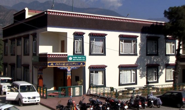 དབུས་གཙང་སྤྱི་འཐུས་འོས་མི་གསུམ་དང་བགྲོ་གླེང༌།