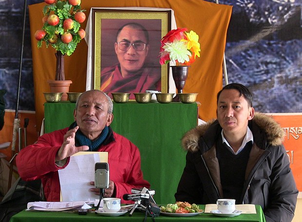མངའ་རིས་སྤྱི་མཐུན་ཚོགས་པས་སྤེན་པ་ཚེ་རིང་མཆོག་ལ་རྒྱབ་སྐྱོར་ཞུ་རྒྱུ། མངའ་རིས་སྤྱི་མཐུན་ཚོགས་པས་སྤེན་པ་ཚེ་རིང་མཆོག་ལ་རྒྱབ་སྐྱོར་ཞུ་རྒྱུ།