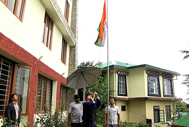 སྲིད་སྐྱོང་མཆོག་ནས་རྒྱ་གར་རང་བཙན་ཉིན་མོར་འཚམས་འདྲི་གནང་ཡོད་པ། སྲིད་སྐྱོང་མཆོག་ནས་རྒྱ་གར་རང་བཙན་ཉིན་མོར་འཚམས་འདྲི་གནང་ཡོད་པ།