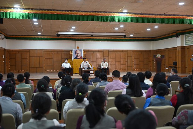 སྲིད་སྐྱོང་མཆོག་གིས་བོད་མིའི་སྒྲིག་འཛུགས་ཀྱི་སྲི་ཞུའི་ལས་བྱེད་རྣམས་ལ་བཀའ་ཤག་གི་དགོངས་གཞི་དང་ལས་དོན་གནང་ཕྱོགས་སྐོར་གསུང་བཤད། སྲིད་སྐྱོང་མཆོག་གིས་བོད་མིའི་སྒྲིག་འཛུགས་ཀྱི་སྲི་ཞུའི་ལས་བྱེད་རྣམས་ལ་བཀའ་ཤག་གི་དགོངས་གཞི་དང་ལས་དོན་གནང་ཕྱོགས་སྐོར་གསུང་བཤད།