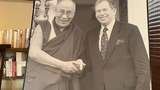 སྲིད་སྐྱོང་མཆོག་ཧ་ཝེལ་དཔེ་མཛོད་ཁང་དུ་ཕེབས་པ།