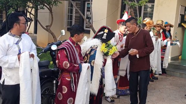 རྒྱ་གར་ལྷོ་ཕྱོགས་བོད་མིའི་གཞིས་སྒར་ཁག་ལྔའི་ནང་བོད་མིའི་སྒྲིག་འཛུགས་ཀྱི་སྲིད་སྐྱོང་མཆོག་གིས་འཚམས་གཟིགས་གནང་གི་ཡོད་པ་རེད། རྒྱ་གར་ལྷོ་ཕྱོགས་བོད་མིའི་གཞིས་སྒར་ཁག་ལྔའི་ནང་བོད་མིའི་སྒྲིག་འཛུགས་ཀྱི་སྲིད་སྐྱོང་མཆོག་གིས་འཚམས་གཟིགས་གནང་གི་ཡོད་པ་རེད།