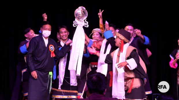 དབྱར་སྐྱིད་ཀྱི་མཐའ་མའི་འགྲན་བསྡུར་གསལ་བསྒྲགས་ཀྱི་མཛད་སྒོའི་ཐོག་སྲིད་སྐྱོང་སྤེན་པ་ཚེ་རིང་མཆོག་ཕེབས་ཡོད་པ། དབྱར་སྐྱིད་ཀྱི་མཐའ་མའི་འགྲན་བསྡུར་གསལ་བསྒྲགས་ཀྱི་མཛད་སྒོའི་ཐོག་སྲིད་སྐྱོང་སྤེན་པ་ཚེ་རིང་མཆོག་ཕེབས་ཡོད་པ།