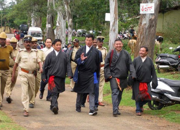 སྲིད་སྐྱོང་མཆོག་དོན་ལྡན་གླིང་དུ་འཚམས་གཟིགས། སྲིད་སྐྱོང་མཆོག་དོན་ལྡན་གླིང་དུ་འཚམས་གཟིགས།