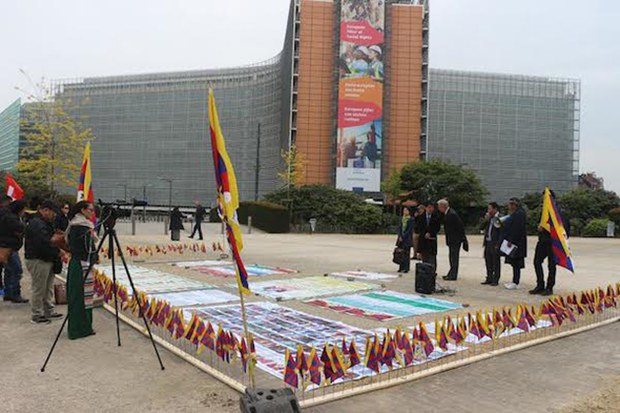 སུས་སི་ནང་ཡོད་པའི་བོད་མི་ཁྱིམ་ཚང་དྲུག་ནས་གདུང་སེམས་མཉམ་སྐྱེད། སུས་སི་ནང་ཡོད་པའི་བོད་མི་ཁྱིམ་ཚང་དྲུག་ནས་གདུང་སེམས་མཉམ་སྐྱེད།