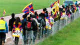 སུད་སིའི་ནང་གདུང་སེམས་མཉམ་བསྐྱེད་ཀྱི་གོམ་བགྲོད་གནང་བཞིན་པ།