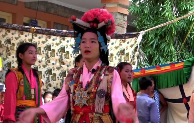 སྦེལ་ཀོབ་བོད་ཁྱིམ་སློབ་གྲྭར་ལྷ་མོའི་འཁྲབ་སྟོན་འགྲན་བསྡུར། སྦེལ་ཀོབ་བོད་ཁྱིམ་སློབ་གྲྭར་ལྷ་མོའི་འཁྲབ་སྟོན་འགྲན་བསྡུར།