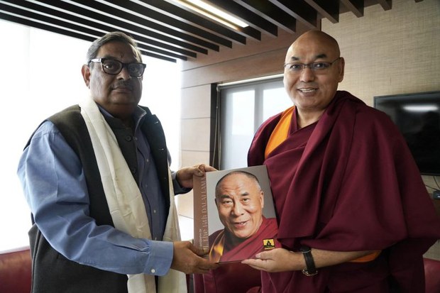 བོད་མི་མང་སྤྱི་འཐུས་ཚོགས་གཙོ་མཁན་པོ་བསོད་ནམས་བསྟན་འཕེལ་མཆོག་ནས་རྒྱ་གར་གྱི་གྲོས་ཚོགས་འཐུས་མི་ཁག་ཅིག་ལ་བོད་དོན་ཞུ་སྐུལ་གནང་པ།
