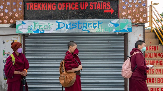 རྒྱ་བལ་འབྲུག་གསུམ་གྱི་ནང་གི་བོད་མིའི་ཁྲོད་ཏོག་དབྱིབས་རིམས་ནད་ཁྱབ་གདལ། རྒྱ་བལ་འབྲུག་གསུམ་གྱི་ནང་གི་བོད་མིའི་ཁྲོད་ཏོག་དབྱིབས་རིམས་ནད་ཁྱབ་གདལ།