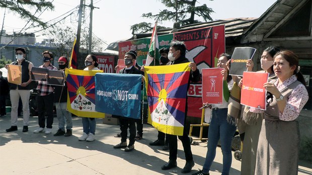རྒྱ་ནག་གིས་འཛིན་བཟུང་བྱས་པའི་ཧོང་ཀོང་གི་ལས་འགུལ་བ་༡༢་པོ་དེ་དག་གློད་གྲོལ་དགོས་པའི་ངོ་རྒོལ། རྒྱ་ནག་གིས་འཛིན་བཟུང་བྱས་པའི་ཧོང་ཀོང་གི་ལས་འགུལ་བ་༡༢་པོ་དེ་དག་གློད་གྲོལ་དགོས་པའི་ངོ་རྒོལ།