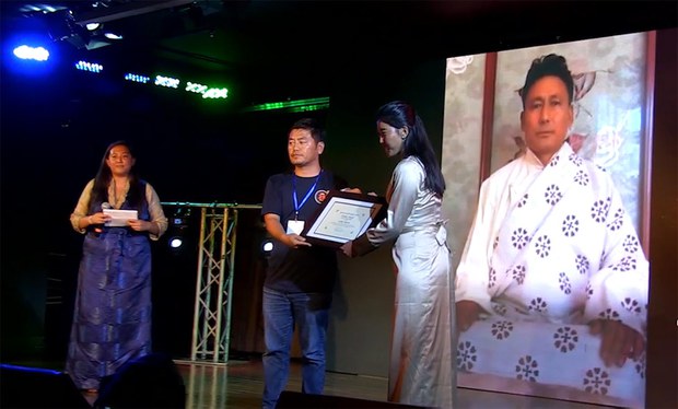 བོད་རང་བཙན་སློབ་ཕྲུག་ཚོགས་པས་ཆབ་སྲིད་བཙོན་པ་བློ་གྲོས་རྒྱ་མཚོ་ལགས་སུ་གཟེངས་རྟགས་ཕུལ་ཡོད་པ། བོད་རང་བཙན་སློབ་ཕྲུག་ཚོགས་པས་ཆབ་སྲིད་བཙོན་པ་བློ་གྲོས་རྒྱ་མཚོ་ལགས་སུ་གཟེངས་རྟགས་ཕུལ་ཡོད་པ།