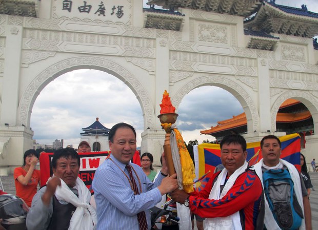 ཐེ་ཝན་ནང་བོད་མི་གཏན་སྡོ་ཆོག་པའི་ཆོག་མཆན། ཐེ་ཝན་ནང་བོད་མི་གཏན་སྡོ་ཆོག་པའི་ཆོག་མཆན།