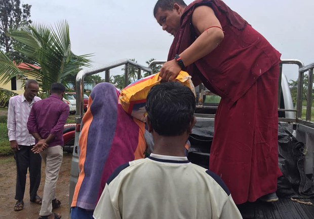 རྒྱ་གར་ཡུལ་མི་ཆར་པས་དཀའ་ངལ་འཕྲད་བཞིན་པ་ཚོར་རོགས་སྐྱོར། རྒྱ་གར་ཡུལ་མི་ཆར་པས་དཀའ་ངལ་འཕྲད་བཞིན་པ་ཚོར་རོགས་སྐྱོར།