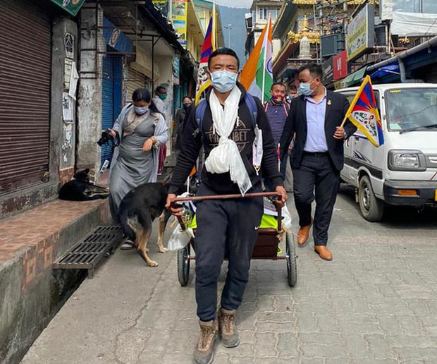 བོད་དོན་ཆེད་རྣ་ཐོས་ལ་བར་གོམ་བགྲོད་གནང་མཁན་བསྟན་འཛིན་དོན་གྲུབ་ལགས་ལྡི་ལི་ལ་འབྱོར་ཡོད་པ། བོད་དོན་ཆེད་རྣ་ཐོས་ལ་བར་གོམ་བགྲོད་གནང་མཁན་བསྟན་འཛིན་དོན་གྲུབ་ལགས་ལྡི་ལི་ལ་འབྱོར་ཡོད་པ།