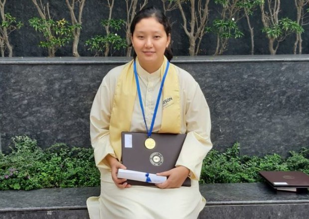 བསྟན་འཛིན་ཚེ་བརྟན་ལགས་སུ་གསེར་གྱི་གཟེངས་རྟགས་ཐོབ་པ། བསྟན་འཛིན་ཚེ་བརྟན་ལགས་སུ་གསེར་གྱི་གཟེངས་རྟགས་ཐོབ་པ།