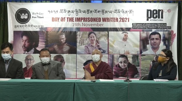 བོད་ནང་གི་བཙོན་འོག་རྩོམ་པ་པོའི་དམིགས་བསལ་སྙན་ཐོའི་དེབ་ཅིག་དབུ་འབྱེད་གནང་བ། བོད་ནང་གི་བཙོན་འོག་རྩོམ་པ་པོའི་དམིགས་བསལ་སྙན་ཐོའི་དེབ་ཅིག་དབུ་འབྱེད་གནང་བ།