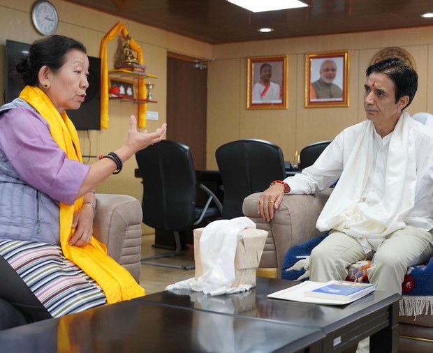 སྤྱི་འཐུས་ཚོགས་གཞོན་སྒྲོལ་མ་ཚེ་རིང་ལགས་ཀྱིས་འབྲས་ལྗོངས་མངའ་སྡེའི་གྲོས་ཚོགས་ཀྱི་ཚོགས་གཙོ་དང་ཤེས་རིག་བློན་ཆེན་སོགས་དང་མཇལ་འཕྲད། སྤྱི་འཐུས་ཚོགས་གཞོན་སྒྲོལ་མ་ཚེ་རིང་ལགས་ཀྱིས་འབྲས་ལྗོངས་མངའ་སྡེའི་གྲོས་ཚོགས་ཀྱི་ཚོགས་གཙོ་དང་ཤེས་རིག་བློན་ཆེན་སོགས་དང་མཇལ་འཕྲད།