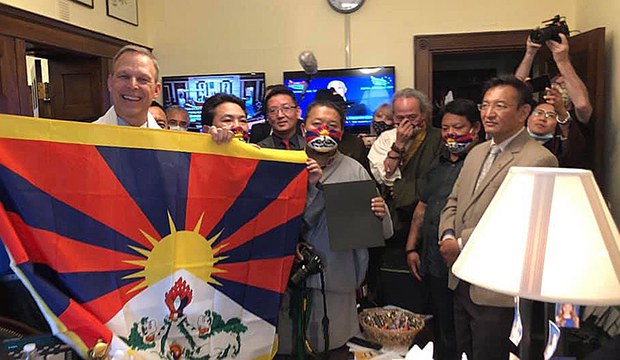 བོད་མི་ཁག་ཅིག་གིས་ཨ་རིའི་རྒྱལ་ས་ཁུལ་དུ་བོད་དོན་ཞུ་གཏུགས་ཀྱི་ལས་འགུལ་སྤེལ་བཞིན་པ། བོད་མི་ཁག་ཅིག་གིས་ཨ་རིའི་རྒྱལ་ས་ཁུལ་དུ་བོད་དོན་ཞུ་གཏུགས་ཀྱི་ལས་འགུལ་སྤེལ་བཞིན་པ།