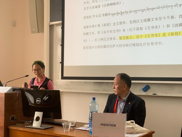 རྒྱལ་སྤྱིའི་བོད་རིག་པའི་ཚོགས་ཆེན་ཐེངས་༡༦པའི་ཐོག་བོད་ཀྱི་སྲིད་ཇུས་ཉམས་ཞིབ་ཁང་གི་འགན་འཛིན་དང་ཉམས་ཞིབ་པ་ཁག་མཉམ་ཞུགས་གནང་ཡོད་པ། རྒྱལ་སྤྱིའི་བོད་རིག་པའི་ཚོགས་ཆེན་ཐེངས་༡༦པའི་ཐོག་བོད་ཀྱི་སྲིད་ཇུས་ཉམས་ཞིབ་ཁང་གི་འགན་འཛིན་དང་ཉམས་ཞིབ་པ་ཁག་མཉམ་ཞུགས་གནང་ཡོད་པ།