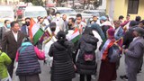 བོད་དོན་གོམ་བགྲོད་གནང་མཁན་གཉིས་ལ་འབྲས་ལྗོངས་མངའ་སྡེ་སྐུ་ཚབ་དང་ཚོགས་པ་སྐྱིད་སྡུག་ཁག་ནས་ཕེབས་བསུ་ཞུས་པ།
