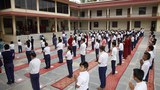 འབྲས་སྤུངས་སྒོ་མང་དགོན་དུ་སློབ་ཕྲུག་རྣམས་ལ་ཟུར་སྦྱོང་གནང་བ།