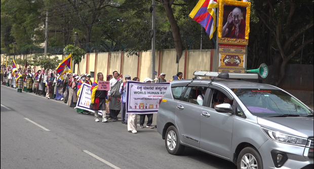 རྒྱ་ནག་གཞུང་གིས་བོད་ནང་མི་རིགས་རྩ་མེད་བཟོ་ཐབས་བྱེད་བཞིན་པ་མཚམས་འཇོག་དགོས་ཞེས་མེའི་སོར་གྲོང་ཁྱེར་དུ་བོད་མི་ཚོས་ངོ་རྒོལ་གྱི་ལས་འགུལ་སྤེལ་ཡོད་པ། རྒྱ་ནག་གཞུང་གིས་བོད་ནང་མི་རིགས་རྩ་མེད་བཟོ་ཐབས་བྱེད་བཞིན་པ་མཚམས་འཇོག་དགོས་ཞེས་མེའི་སོར་གྲོང་ཁྱེར་དུ་བོད་མི་ཚོས་ངོ་རྒོལ་གྱི་ལས་འགུལ་སྤེལ་ཡོད་པ།