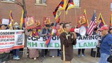 བོད་མི་ཚོས་ཤི་ཁ་གོ་ནང་ཡོད་པའི་རྒྱ་ནག་གཞུང་ཚབ་ཡན་ལག་ལས་ཁང་གི་མདུན་དུ་ངོ་རྒོལ་གྱི་ལས་འགུལ་སྤེལ་ཡོད་པ།